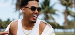 Myke-Towers-esta-viviendo-su-mejor-vida-y-haciendo-su-musica-mas-aventurera-hasta-el-momento-en-LVEU-Vive-La-Tuya-No-La-MIa