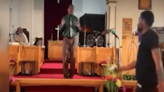 Sujeto ataca a pastor durante predicación en Pensilvania, Estados Unidos; intentó dispararle
