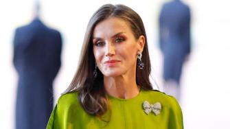 El polémico vestido que usó a la misa inaugural del Papa León XIV