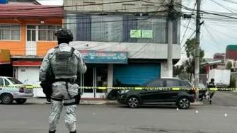 Un hombre que trataba de huir tras, presuntamente, asaltar un Oxxo, fue atacado a balazos por un 'vengador' anónimo en la colonia Ejército del Trabajo de Ecatepec de Morelos, Estado de México.