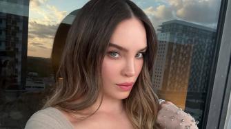 Belinda roba cámara en la premiere de