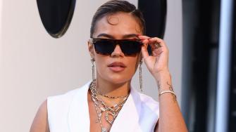 Karol G le roba cámara a Andrea Bocelli en el Vaticano