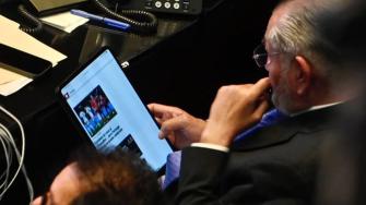 Durante un debate en el Senado de la República, el senador Adán Augusto López fue captado leyendo noticias deportivas en su tableta, mientras se discutía la situación del Fonden y las lluvias en varios estados.