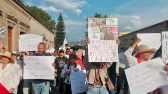 Más de 500 personas marcharon en Morelia para exigir justicia tras el asesinato del alcalde de Uruapan, Carlos Manzo Rodríguez. Durante la manifestación, algunos participantes causaron daños al Palacio de Gobierno de Michoacán.