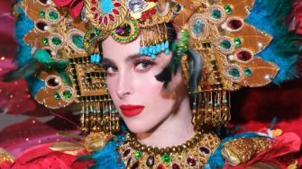 Fátima Bosch arrasa en competencia de trajes típicos