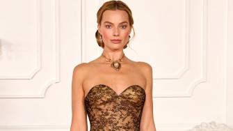 Margot Robbie deslumbra con el collar de Elizabeth Taylor
