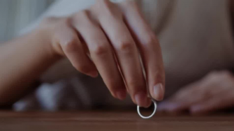 En 2024 se registraron 161 mil 932 divorcios en México; el 33.8% correspondió a parejas con 21 años o más de matrimonio, el porcentaje más alto registrado, de acuerdo con datos del Instituto Nacional de Estadística y Geografía.