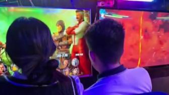 Un video exhibe el modus operandi de “llamas cruzadas”, donde delincuentes contactan a menores en videojuegos, ganan su confianza y los inducen a salir de casa, encendiendo alertas de seguridad.