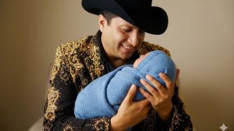 Julión Álvarez se convierte en padre a sus 42 años