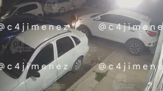 Un video difundido en redes muestra el momento en que Brandon ‘N’ presuntamente intenta asesinar a su expareja en Nezahualcóyotl, atropellándola e intentando prensarla entre dos vehículos.