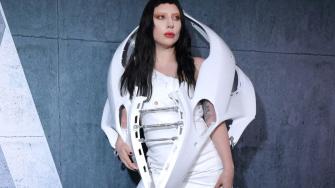 Lady Gaga roba a los reflectores con su look de alto impacto
