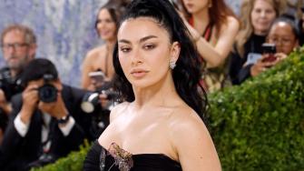 ¿Eres fan de Charli XCX? Aquí tienes la letra de “SS26” traducida al español