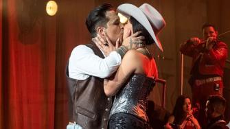Christian Nodal sube a Ángela Aguilar al escenario en su concierto