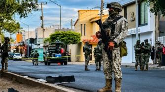 Grecia Guadalupe, de 14 años, murió junto con su tío tras quedar en medio de una balacera en Escuinapa cuando era trasladada al hospital por una picadura de alacrán. La Fiscalía de Sinaloa abrió investigaciones por homicidio y feminicidio.