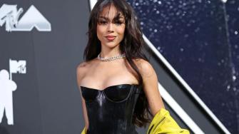 Danna Paola roba cámara con elegante vestido satinado