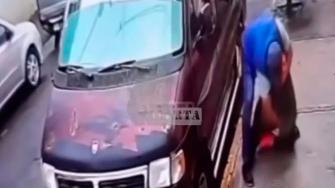 Una mujer fue golpeada, arrastrada y estrangulada durante un asalto en la colonia Pradera, en Gustavo A. Madero. Cámaras de seguridad captaron la agresión y vecinos intervinieron para auxiliar a la víctima mientras el responsable escapó.