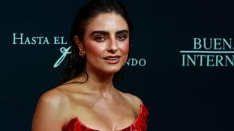 Aislinn Derbez roba cámara con vestido de corsé con efecto 3D