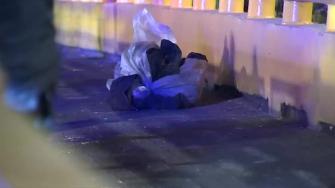 Policías detuvieron a un hombre que presuntamente arrastraba un bulto con un cadáver sobre un puente de la Gustavo A. Madero. El cuerpo correspondía a un hombre de entre 30 y 35 años y presentaba avanzado estado de descomposición.