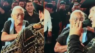 Julión Álvarez comparte shot con 'abuelita' durante concierto