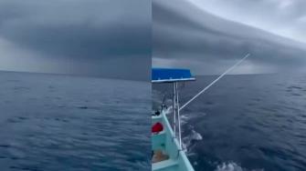 Pescadores captaron en video el avance del huracán Polo frente a las costas de Oaxaca.