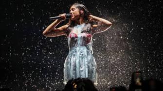 Olivia Rodrigo sorprende con su vestuario durante concierto