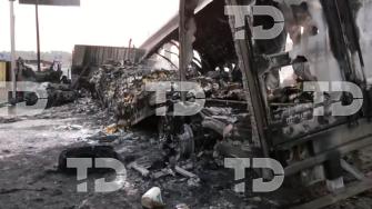 Un tráiler que transportaba alimentos chocó contra tres unidades de transporte público durante un bloqueo en la carretera México-Toluca. El impacto provocó un incendio que consumió el camión; no se reportaron personas fallecidas.