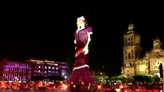 La Ciudad de México obtuvo un Récord Guinness con una catrina de 33.41 metros de altura instalada en la megaofrenda del Zócalo, que estará abierta al público hasta el 3 de noviembre.