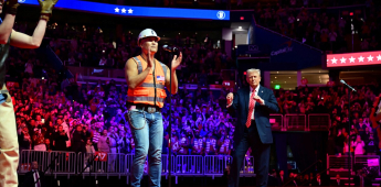 Donald Trump y Village People bailando Y.M.C.A.