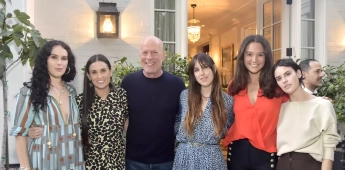 Bruce Willis rodeado de su familia.