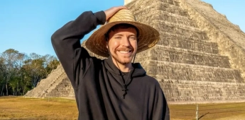 Fotografía de Mr. Beast en su visita a Chichén Itzá