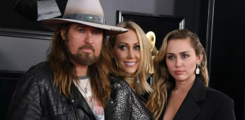 Miley Cyrus junto a sus padres, Tish y Billy Ray Cyrus