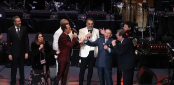 Marco Antonio Muñiz fue recibido con una gran ovación al salir al escenario en el Auditorio Nacional