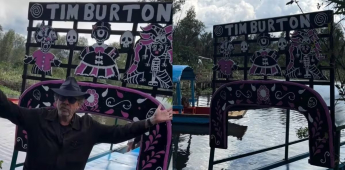 Tim Burton sorprende con paseo en trajinera por Xochimilco previo a la inauguración de su exposición en CDMX