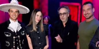 Belinda sorprende a Tim Burton con tequila de edición especial durante la inauguración de “El Laberinto”