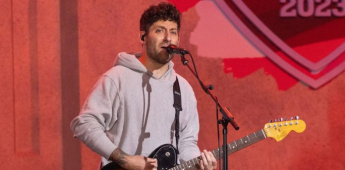 El guitarrista descansará el resto del año tras años de molestias para prevenir daños permanentes; la banda seguirá con sus presentaciones