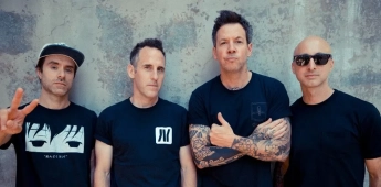 El baterista, Chuck Comeau, reflexiona sobre la trayectoria de la banda