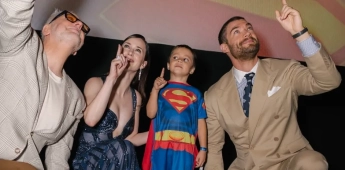 James Gunn, David Corenswet y Rachel Brosnahan con una pequeña fan de Superman en Brasil