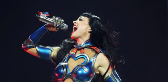 Katy Perry sufre descarga eléctrica pero el show sigue sin pausa