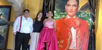 La cantante, acompañada por el artista y la empresaria María Fernanda Aguilera