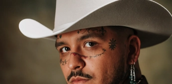 El cantante enfrentan una batalla legal por presunta falsificación de documentos.