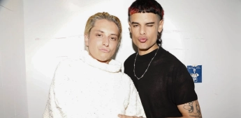 Ca7riel & Paco Amoroso celebran éxito en los Latin Grammys con intenso beso