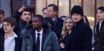 Elenco de Stranger Thins en la boda de Maya Hawke