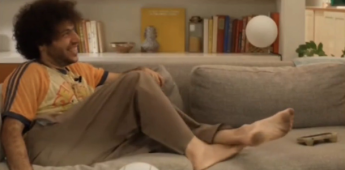 Benny Blanco estrena su nuevo podcast con sus pies sucios.