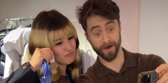 Daniel Radcliffe se niega a colgarse  la medalla olímpica de Alysa Liu.