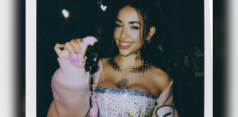 Maria Becerra es arrestada por Sabrina Carpenter.