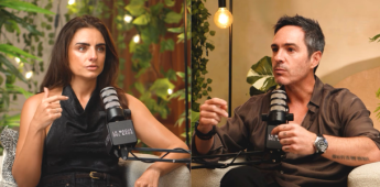 Mauricio Ochmann y Aislinn Derbez en el podcast "La Magia del Caos"