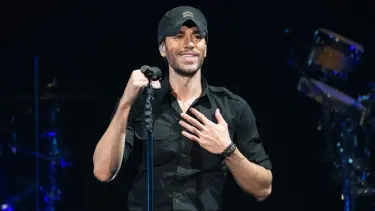 Enrique Iglesias lanza su biografía y celebra su retorno a los escenarios tras seis años