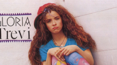 Gloria Trevi con los ojos cerrados