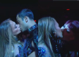 Jennifer Lopez sorprende con beso en los AMAs 2025