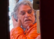 Difunden video en París de hombre con parecido sorprendente a Juan Gabriel, ¿es él o un imitador?